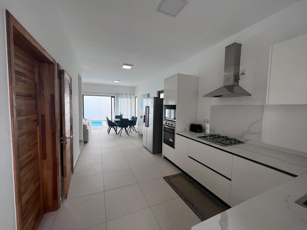 Azure 4 Bedrooms Haven Retreat: Where Tranquility Meets Turquoise Waters, Flic En Flac Mauritius Exterior photo