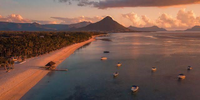 Azure 4 Bedrooms Haven Retreat: Where Tranquility Meets Turquoise Waters, Flic En Flac Mauritius Exterior photo